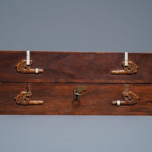 A Chinese wooden box with scholar's objects for a calligrapher or painter, 19th C. — 照片 16