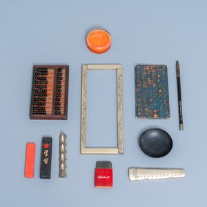 A Chinese wooden box with scholar's objects for a calligrapher or painter, 19th C. — 照片 4