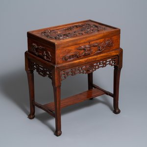 A Chinese wooden casket on stand, 19/20th C. — 照片 1