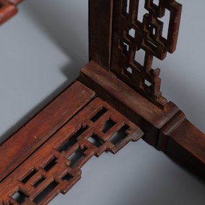 A Chinese wooden casket on stand, 19/20th C. — 照片 14