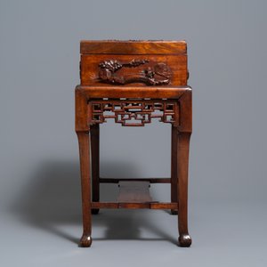 A Chinese wooden casket on stand, 19/20th C. — 照片 5