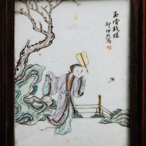 A Chinese wooden closet with 23 qianjiang cai plaques, 19/20th C. — photo 20