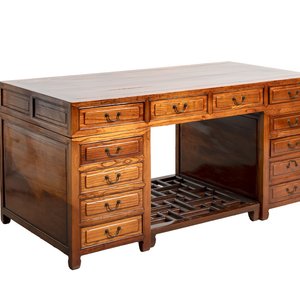 A Chinese wooden desk with drawers and a footrest, 19/20th C. — foto 1