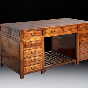 A Chinese wooden desk with drawers and a footrest, 19/20th C. — foto 2