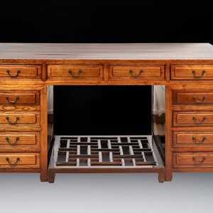A Chinese wooden desk with drawers and a footrest, 19/20th C. — foto 3