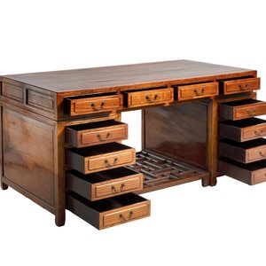 A Chinese wooden desk with drawers and a footrest, 19/20th C. — foto 5
