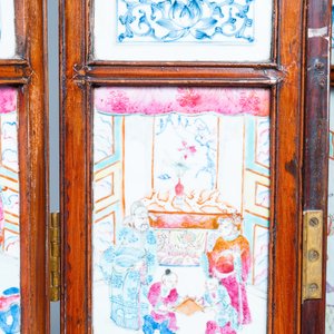 A Chinese wooden four-fold screen with famille rose plaques, 19th C. — photo 4