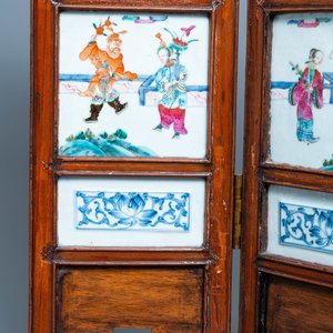 A Chinese wooden four-fold screen with famille rose plaques, 19th C. — photo 7