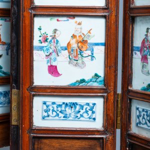 A Chinese wooden four-fold screen with famille rose plaques, 19th C. — photo 9