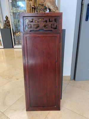 A Chinese wooden mirror and a foldable stool, 19/20th C. — 照片 9
