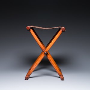 A Chinese wooden mirror and a foldable stool, 19/20th C. — 照片 6