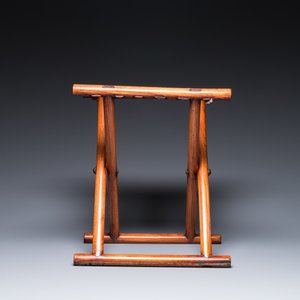 A Chinese wooden mirror and a foldable stool, 19/20th C. — 照片 7