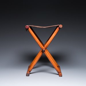 A Chinese wooden mirror and a foldable stool, 19/20th C. — 照片 8