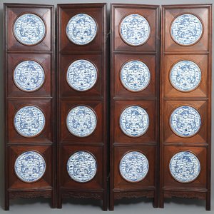A Chinese wooden room divider with blue and white 'dragon' plaques, 19th C. — photo 1