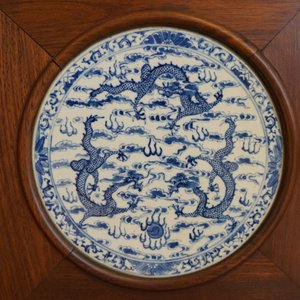 A Chinese wooden room divider with blue and white 'dragon' plaques, 19th C. — photo 11