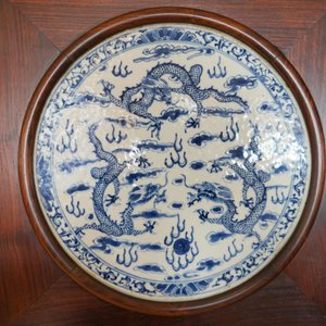 A Chinese wooden room divider with blue and white 'dragon' plaques, 19th C. — photo 12