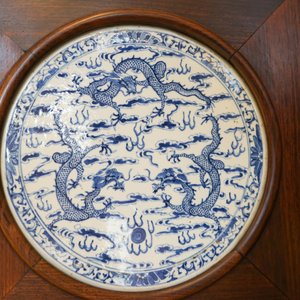 A Chinese wooden room divider with blue and white 'dragon' plaques, 19th C. — photo 15
