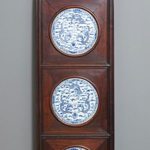 A Chinese wooden room divider with blue and white 'dragon' plaques, 19th C. — photo 2