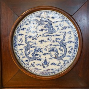 A Chinese wooden room divider with blue and white 'dragon' plaques, 19th C. — photo 24