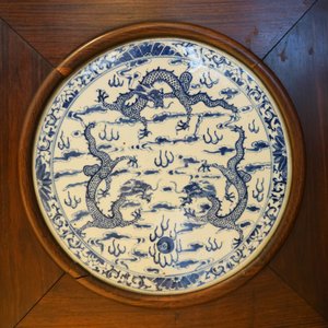 A Chinese wooden room divider with blue and white 'dragon' plaques, 19th C. — photo 25