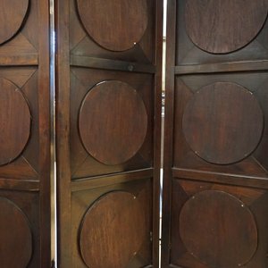 A Chinese wooden room divider with blue and white 'dragon' plaques, 19th C. — photo 27