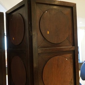 A Chinese wooden room divider with blue and white 'dragon' plaques, 19th C. — photo 28