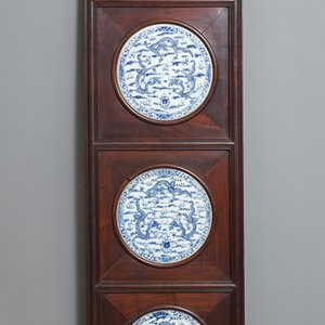 A Chinese wooden room divider with blue and white 'dragon' plaques, 19th C. — photo 3