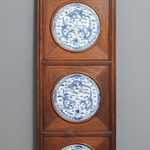 A Chinese wooden room divider with blue and white 'dragon' plaques, 19th C. — photo 5