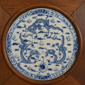 A Chinese wooden room divider with blue and white 'dragon' plaques, 19th C. — photo 10