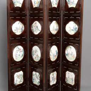 A Chinese wooden room divider with famille rose 'Romance of the Western Chamber' plaques, Republic — 照片 1