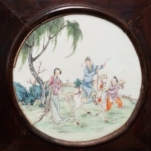 A Chinese wooden room divider with famille rose 'Romance of the Western Chamber' plaques, Republic — 照片 12