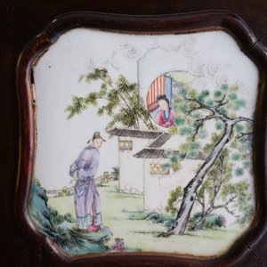 A Chinese wooden room divider with famille rose 'Romance of the Western Chamber' plaques, Republic — 照片 23