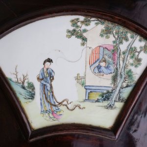 A Chinese wooden room divider with famille rose 'Romance of the Western Chamber' plaques, Republic — 照片 30