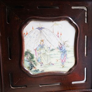 A Chinese wooden room divider with famille rose 'Romance of the Western Chamber' plaques, Republic — 照片 37
