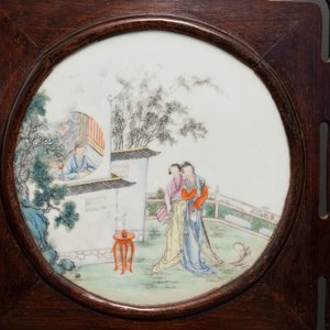 A Chinese wooden room divider with famille rose 'Romance of the Western Chamber' plaques, Republic — 照片 7