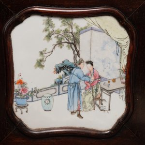 A Chinese wooden room divider with famille rose 'Romance of the Western Chamber' plaques, Republic — 照片 10