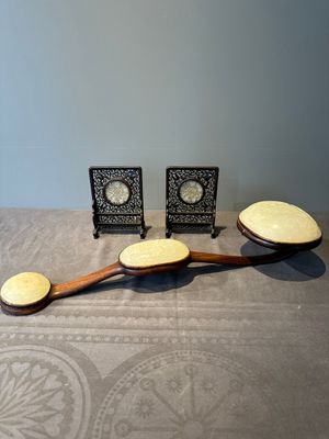 A Chinese wooden ruyi with white jade and a pair of table screens with jade, 19th C. — 照片 1