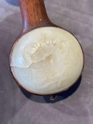 A Chinese wooden ruyi with white jade and a pair of table screens with jade, 19th C. — 照片 12