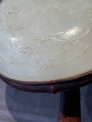 A Chinese wooden ruyi with white jade and a pair of table screens with jade, 19th C. — 照片 4