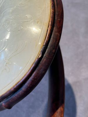 A Chinese wooden ruyi with white jade and a pair of table screens with jade, 19th C. — 照片 6