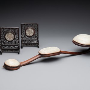 A Chinese wooden ruyi with white jade and a pair of table screens with jade, 19th C. — 照片 1