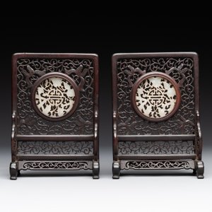 A Chinese wooden ruyi with white jade and a pair of table screens with jade, 19th C. — 照片 2