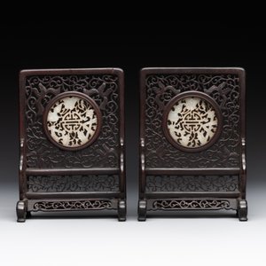 A Chinese wooden ruyi with white jade and a pair of table screens with jade, 19th C. — 照片 3