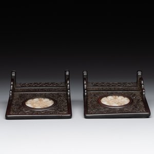 A Chinese wooden ruyi with white jade and a pair of table screens with jade, 19th C. — 照片 4