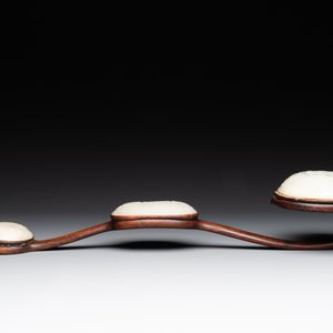 A Chinese wooden ruyi with white jade and a pair of table screens with jade, 19th C. — 照片 6