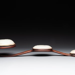 A Chinese wooden ruyi with white jade and a pair of table screens with jade, 19th C. — 照片 7
