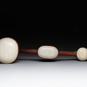 A Chinese wooden ruyi with white jade and a pair of table screens with jade, 19th C. — 照片 8