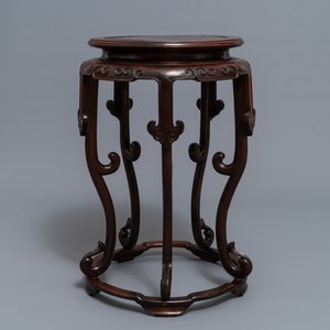 A Chinese wooden stand, 19/20th C. — 照片 2