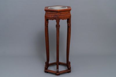 A Chinese wooden stand with marble top, 19/20th C.