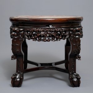 A Chinese wooden stand with marble top and mother of pearl inlay, 19/20th C. — photo 5